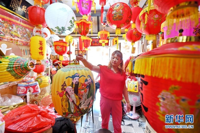 （XHDW·圖文互動(dòng)）（1）臺(tái)灣文化走筆：點(diǎn)亮傳統(tǒng)之光的鹿港燈籠鋪