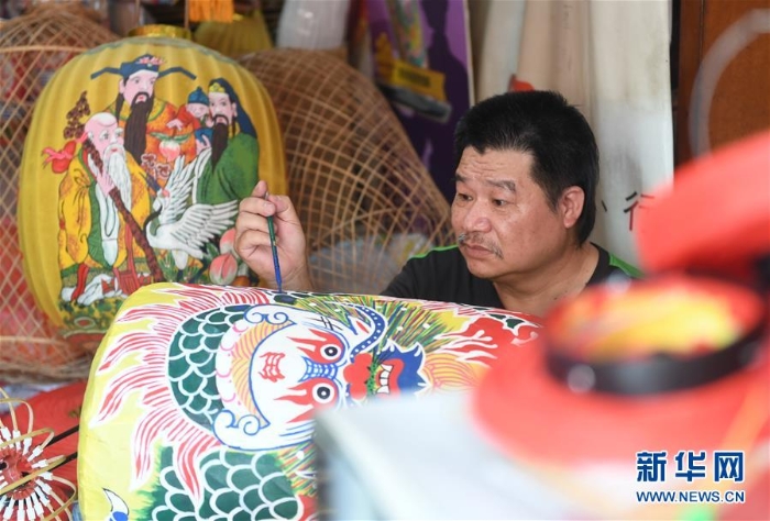 （XHDW·圖文互動(dòng)）（2）臺(tái)灣文化走筆：點(diǎn)亮傳統(tǒng)之光的鹿港燈籠鋪