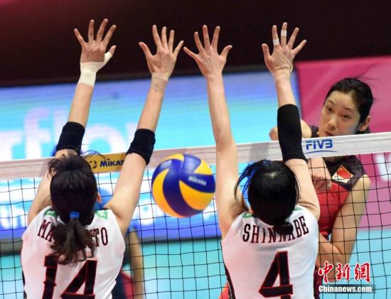 中國女排朱婷(右)扣球得分。 <a target='_blank'  _fcksavedurl='http://www.chinanews.com/' _fcksavedurl='http://www.chinanews.com/'></table>中新社記者 譚達明 攝