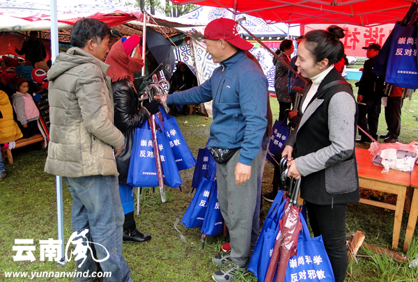 給村民發(fā)放宣傳品