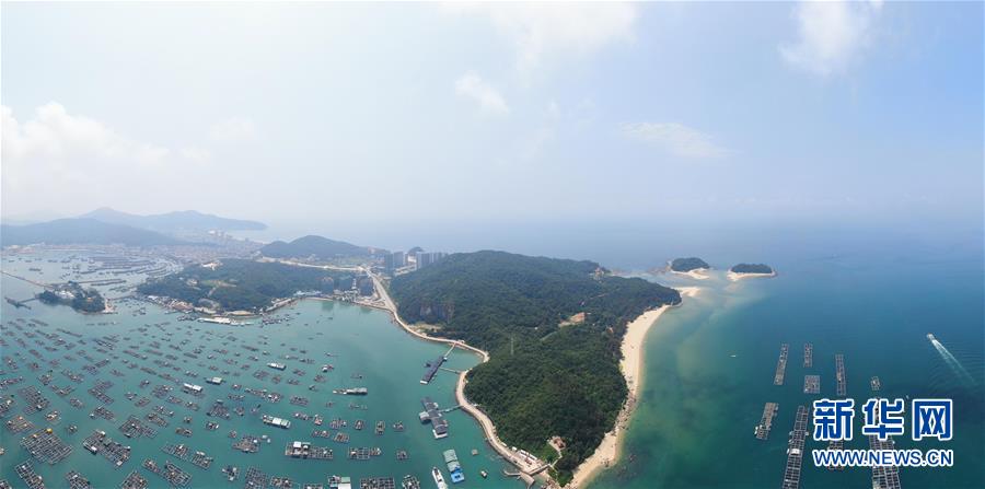 這是5月13日拍攝的海陵島閘坡國(guó)家中心漁港（無(wú)人機(jī)照片）。 海陵島位于廣東省陽(yáng)江市西南部，天藍(lán)海碧、山青沙潔，海洋漁業(yè)資源豐富。 新華社記者 鄧華 攝