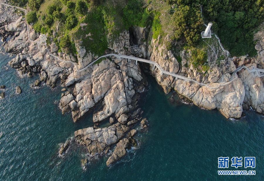這是5月13日拍攝的海陵島閘坡國(guó)家中心漁港（無(wú)人機(jī)照片）。 海陵島位于廣東省陽(yáng)江市西南部，天藍(lán)海碧、山青沙潔，海洋漁業(yè)資源豐富。 新華社記者 鄧華 攝