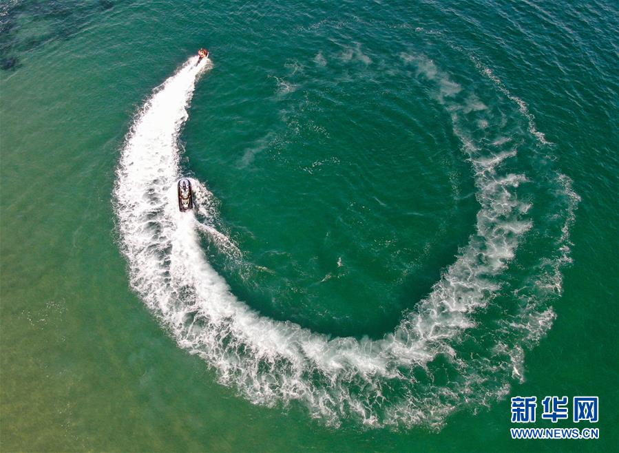 這是5月13日拍攝的海陵島閘坡國(guó)家中心漁港（無(wú)人機(jī)照片）。 海陵島位于廣東省陽(yáng)江市西南部，天藍(lán)海碧、山青沙潔，海洋漁業(yè)資源豐富。 新華社記者 鄧華 攝