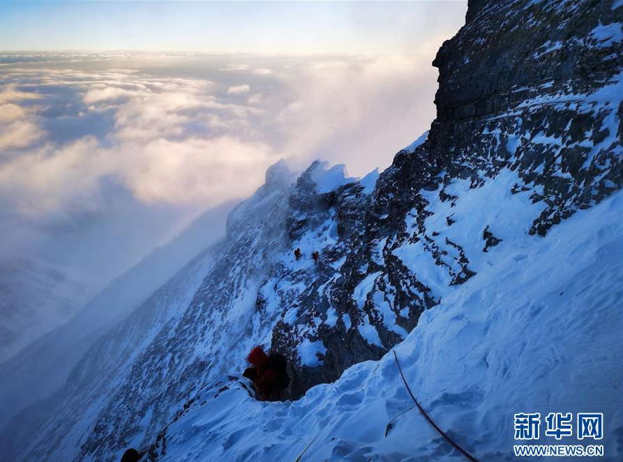 5月27日，2020珠峰高程測(cè)量登山隊(duì)正在向珠峰峰頂挺進(jìn)。 當(dāng)日2時(shí)10分許，2020珠峰高程測(cè)量登山隊(duì)8名隊(duì)員陸續(xù)從海拔8300米的突擊營(yíng)地出發(fā)，向著世界海拔最高的珠峰峰頂挺進(jìn)。 新華社特約記者 扎西次仁 攝