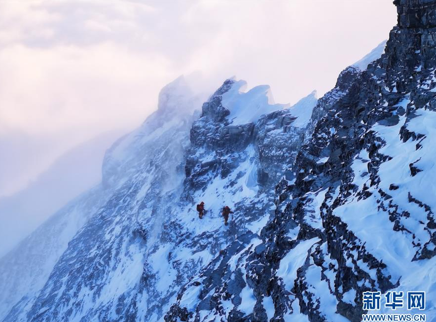 5月27日，2020珠峰高程測(cè)量登山隊(duì)正在向珠峰峰頂挺進(jìn)。 當(dāng)日2時(shí)10分許，2020珠峰高程測(cè)量登山隊(duì)8名隊(duì)員陸續(xù)從海拔8300米的突擊營(yíng)地出發(fā)，向著世界海拔最高的珠峰峰頂挺進(jìn)。 新華社特約記者 扎西次仁 攝