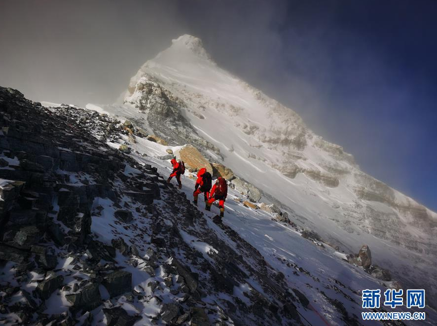 5月27日，2020珠峰高程測(cè)量登山隊(duì)正在向珠峰峰頂挺進(jìn)。 當(dāng)日2時(shí)10分許，2020珠峰高程測(cè)量登山隊(duì)8名隊(duì)員陸續(xù)從海拔8300米的突擊營(yíng)地出發(fā)，向著世界海拔最高的珠峰峰頂挺進(jìn)。 新華社特約記者 扎西次仁 攝