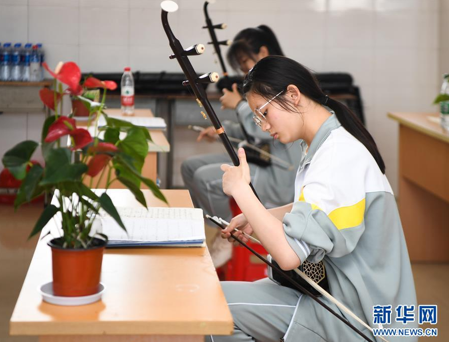 位于湖南省湘西土家族苗族自治州的瀘溪縣第五中學(xué)（5月22日攝，無人機照片）。 新華社記者 薛宇舸 攝