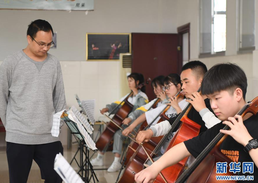 位于湖南省湘西土家族苗族自治州的瀘溪縣第五中學(xué)（5月22日攝，無人機照片）。 新華社記者 薛宇舸 攝