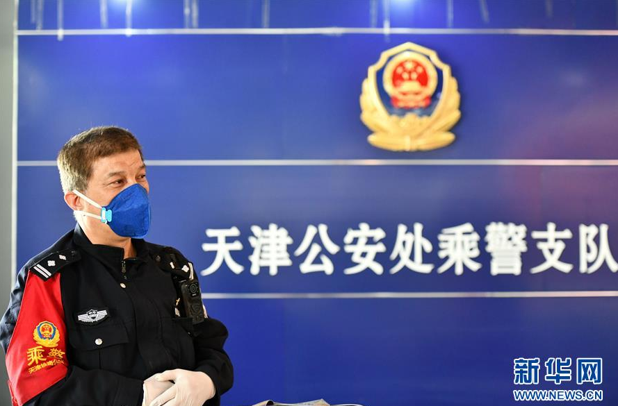 4月29日，王金利在上崗前接受體溫檢測(cè)。新華社記者 李然 攝