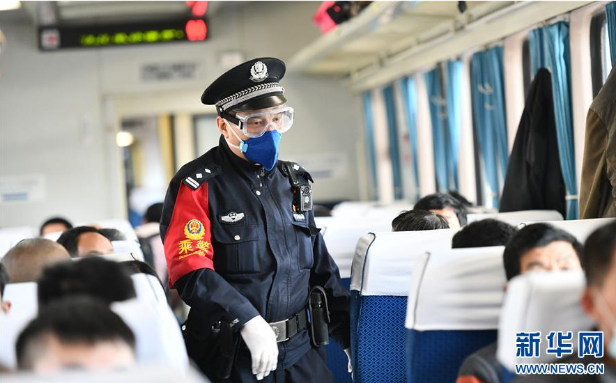 4月29日，王金利在上崗前接受體溫檢測(cè)。新華社記者 李然 攝