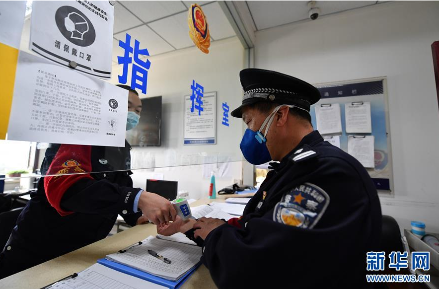 4月29日，王金利在上崗前接受體溫檢測(cè)。新華社記者 李然 攝