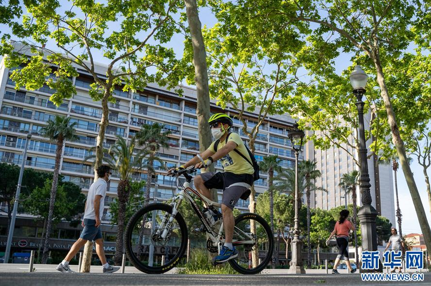 5月2日，市民在西班牙巴塞羅那對角線大道鍛煉身體。 根據(jù)西衛(wèi)生部4月30日宣布的一項新規(guī)定，從5月2日起，全國“禁足令”將進一步放松，民眾可每天短暫走出家門進行體育鍛煉等活動，出門時段根據(jù)年齡段劃分。 新華社發(fā)（胡安·戈薩攝）