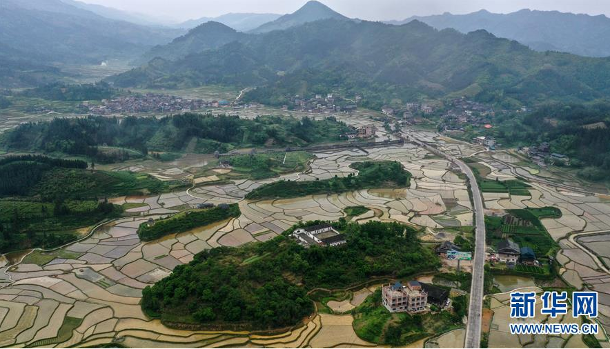 這是廣西柳州市三江侗族自治縣良口鄉(xiāng)的春日風(fēng)光（4月25日無人機照片）。 春日里，無人機鏡頭下的廣西柳州市三江侗族自治縣風(fēng)景如畫。 新華社記者張愛林攝