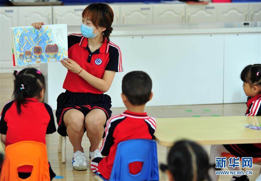 6月2日，在成都市龍泉驛區(qū)明慧家美育幼兒園，老師為小朋友們講繪本故事。 當(dāng)日起，四川省成都市幼兒園按照分批分段、錯時錯峰的原則陸續(xù)開園。 新華社發(fā)（胥冰潔攝）