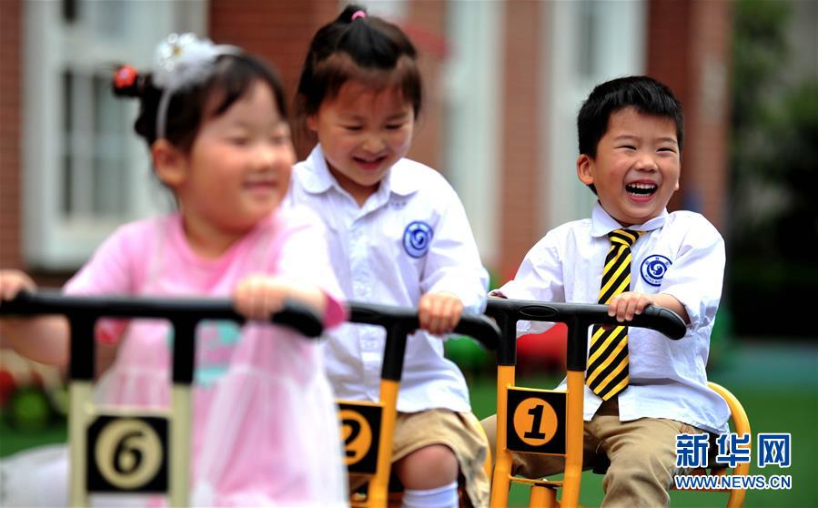 6月2日，小朋友們在成都市龍泉驛區(qū)明慧家美育幼兒園里玩耍。 當(dāng)日起，四川省成都市幼兒園按照分批分段、錯時錯峰的原則陸續(xù)開園。 新華社發(fā)（胥冰潔攝）