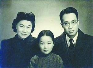 一家三口，中間為楊絳與錢鐘書(shū)之女錢瑗。后在女人去世后，楊絳寫(xiě)書(shū)《我們仨》紀(jì)念。