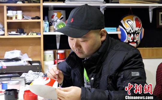 80后非遺傳人15年畫秦腔臉譜上千幅：留住歷史容顏