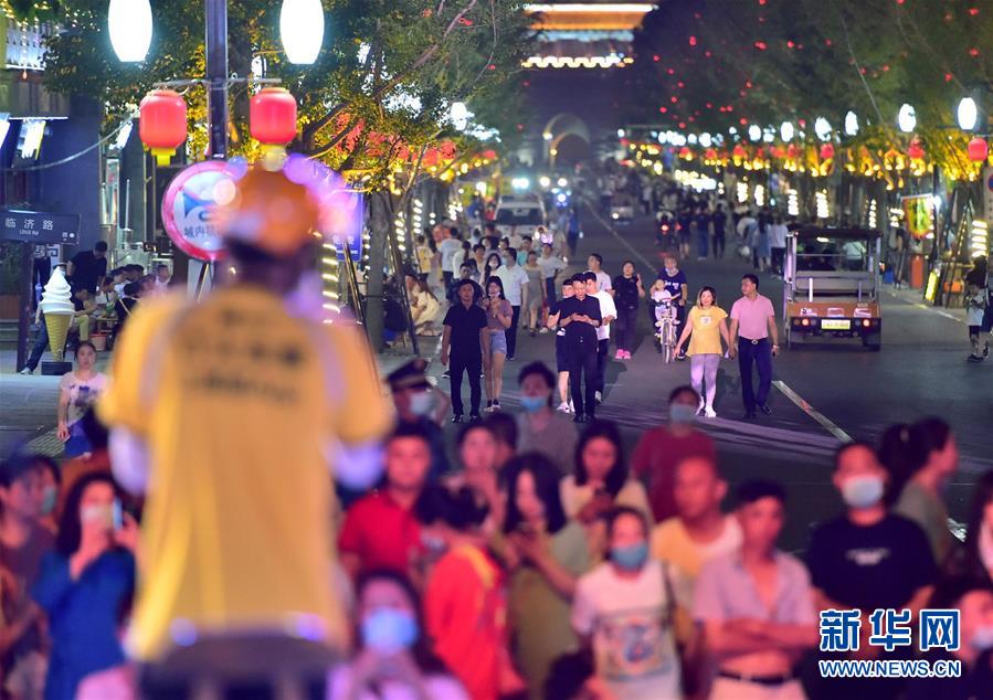 6月3日晚，一名外賣小哥在河北正定古城歷史文化街陽和樓前的群眾舞臺上歌唱。新華社發(fā)（張曉峰 攝）
