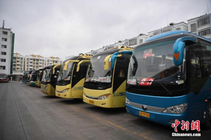資料圖：客運(yùn)站停車(chē)場(chǎng)的客運(yùn)班車(chē)。 <a target='_blank' >中新社</a>記者 劉冉陽(yáng) 攝