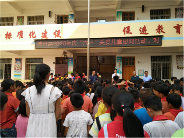 （刪去梧州市市稿中兩張圖片中間的文字）廣西各地開(kāi)展“六一”反邪教宣傳活動(dòng)826