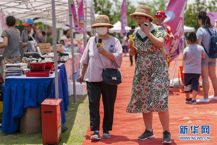 6月7日，人們在公園逛購物節(jié)。新華社發(fā)（王翔 攝）