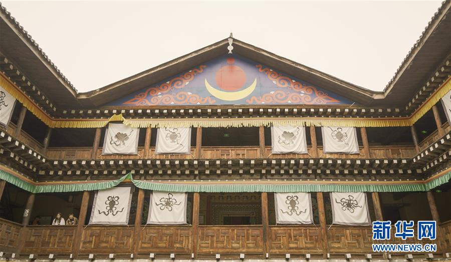 游客在卓克基土司官寨參觀（6月6日攝）。 坐落在四川省阿壩藏族羌族自治州馬爾康市的卓克基土司官寨規(guī)模龐大，構(gòu)造精細(xì)，總建筑面積5400平方米，建筑為仿四合院結(jié)構(gòu)，融合了藏漢建筑藝術(shù)精華。1935年紅軍長征途中的卓克基會(huì)議在此舉行。 新華社記者 高健鈞 攝