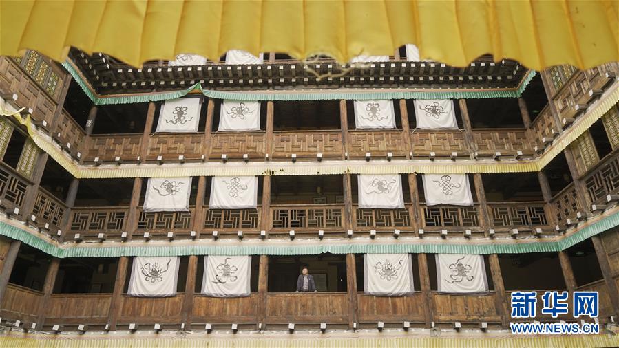 游客在卓克基土司官寨參觀（6月6日攝）。 坐落在四川省阿壩藏族羌族自治州馬爾康市的卓克基土司官寨規(guī)模龐大，構(gòu)造精細(xì)，總建筑面積5400平方米，建筑為仿四合院結(jié)構(gòu)，融合了藏漢建筑藝術(shù)精華。1935年紅軍長征途中的卓克基會(huì)議在此舉行。 新華社記者 高健鈞 攝