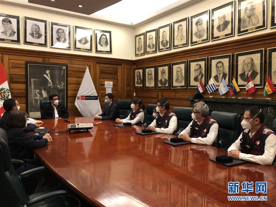 6月6日，在秘魯首都利馬衛(wèi)生部總部，秘魯部長會議主席（總理）塞瓦略斯（后中）看望中國專家組。 秘魯衛(wèi)生部長薩莫拉6日晚在首都利馬代表秘魯政府向中國抗疫醫(yī)療專家組4名成員頒發(fā)榮譽證書和獎?wù)?，以表彰他們?yōu)槊佤斂挂吖ぷ魉鲐暙I。 新華社發(fā) （中國駐秘魯大使館供圖）