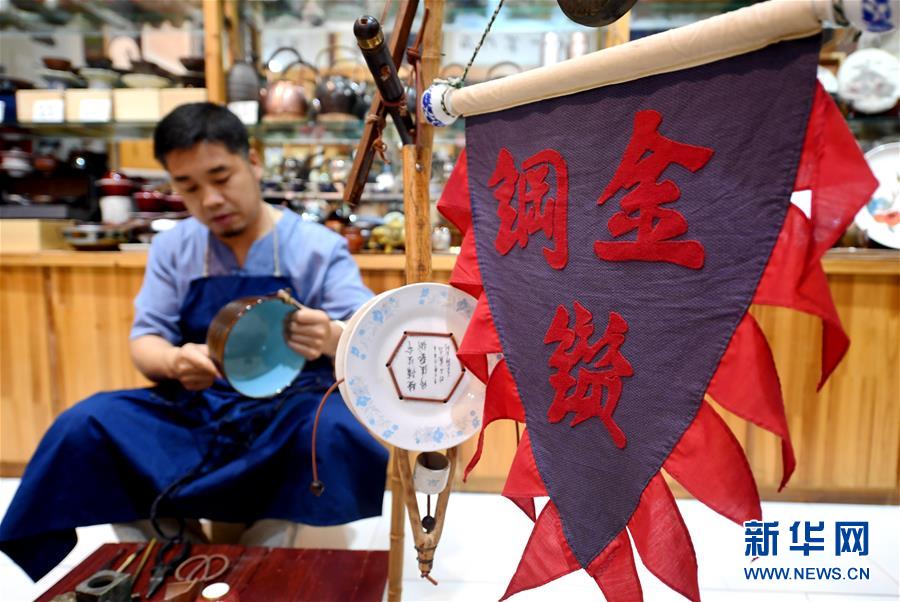 （社會(huì)）（1）“石門鋦士”李軍航：創(chuàng)造殘缺之美