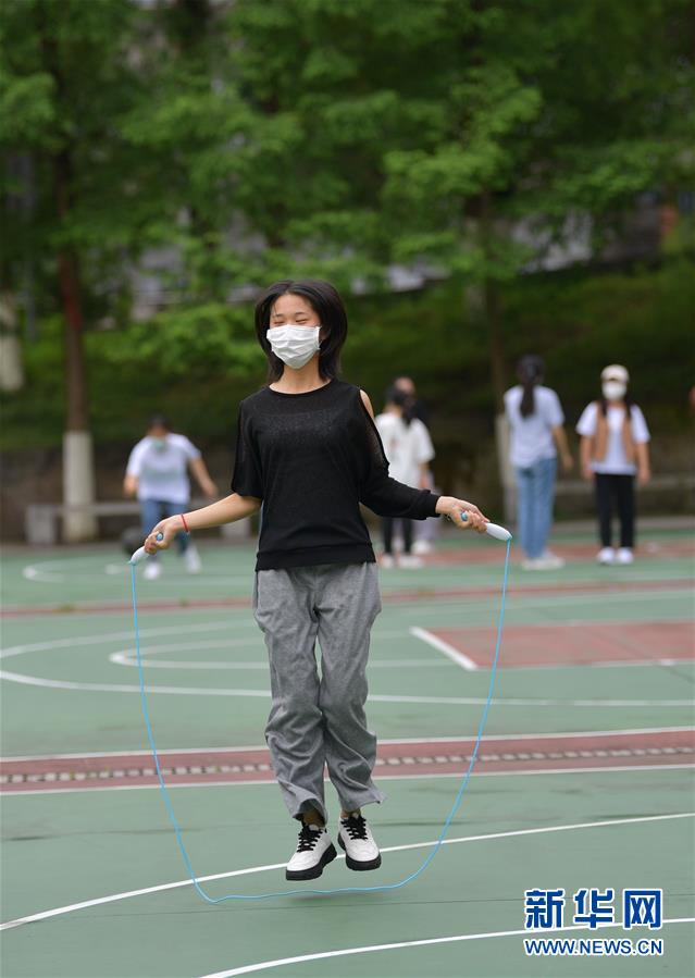 6月10日，恩施職業(yè)技術學院參加技能高考的學生在跳繩。 2020年高考臨近，湖北省恩施職業(yè)技術學院參加技能高考的學生在備考之余開展快樂減壓活動，以輕松樂觀的心態(tài)迎接高考。 新華社發(fā)（楊順丕 攝）