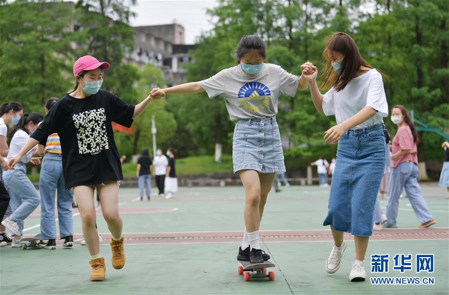 6月10日，恩施職業(yè)技術學院參加技能高考的學生在玩滑板。 2020年高考臨近，湖北省恩施職業(yè)技術學院參加技能高考的學生在備考之余開展快樂減壓活動，以輕松樂觀的心態(tài)迎接高考。 新華社發(fā)（楊順丕 攝）
