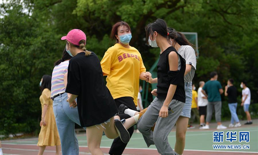 6月10日，恩施職業(yè)技術學院參加技能高考的學生在做游戲。 2020年高考臨近，湖北省恩施職業(yè)技術學院參加技能高考的學生在備考之余開展快樂減壓活動，以輕松樂觀的心態(tài)迎接高考。 新華社發(fā)（楊順丕 攝）