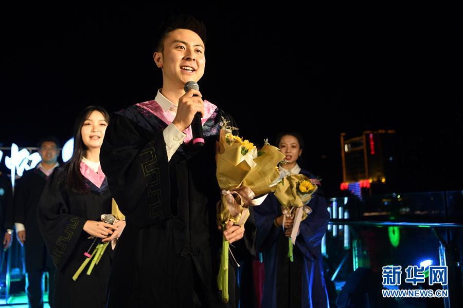 6月11日，西北師范大學的畢業(yè)生在黃河游輪上表演節(jié)目。新華社記者 陳斌 攝