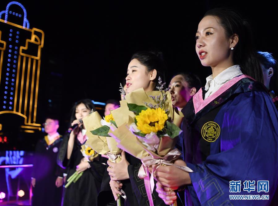 6月11日，西北師范大學的畢業(yè)生在黃河游輪上表演節(jié)目。新華社記者 陳斌 攝