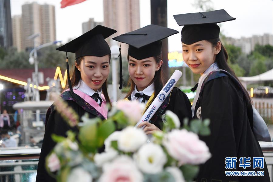 6月11日，參加活動的西北師范大學畢業(yè)生代表在黃河游輪上合影。新華社記者 陳斌 攝