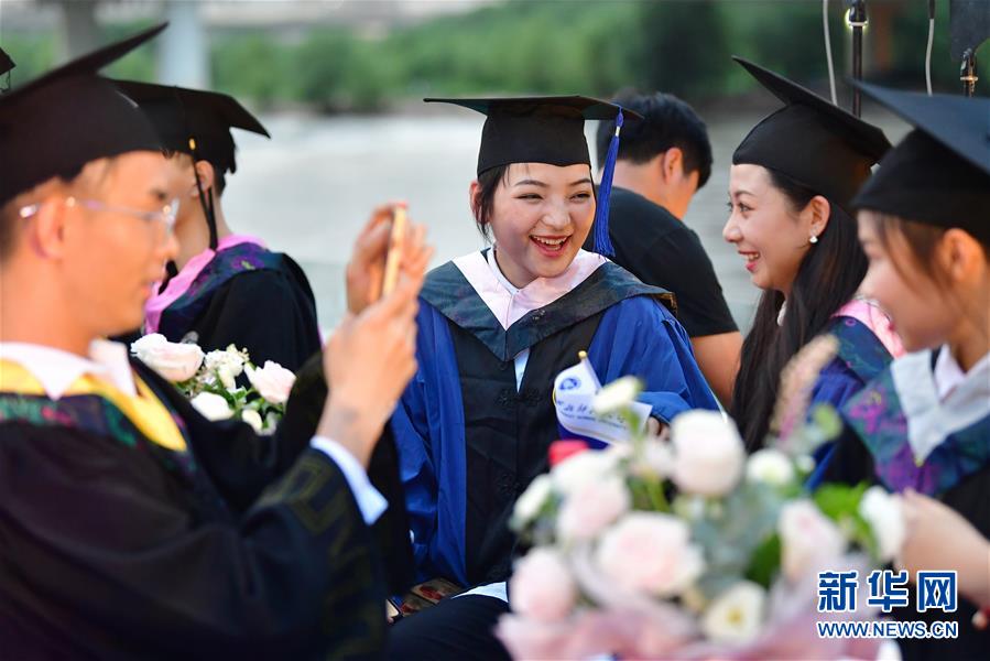 6月11日，西北師范大學畢業(yè)生代表在黃河游輪上參加畢業(yè)季特別活動。新華社記者 陳斌 攝