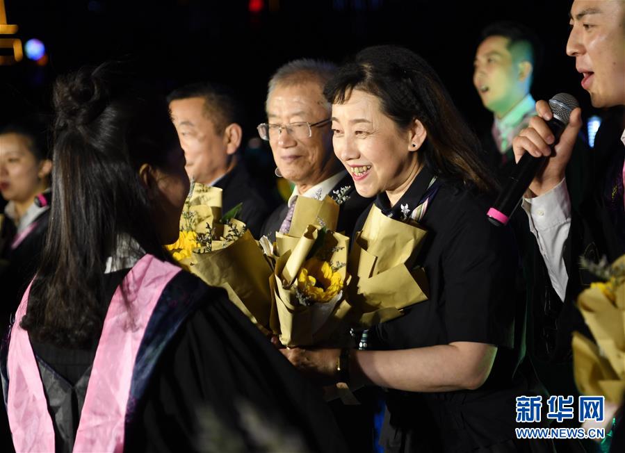 6月11日，參加活動的西北師范大學畢業(yè)生代表在黃河游輪上給教師獻花。新華社記者 陳斌 攝