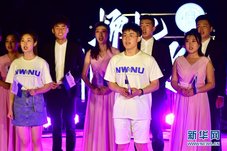 6月11日，西北師范大學的畢業(yè)生在黃河游輪上表演節(jié)目。新華社記者 陳斌 攝