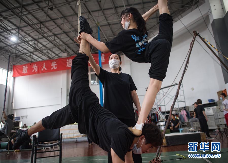 （聚焦疫情防控·圖片故事）（12）武漢：“云上”雜技