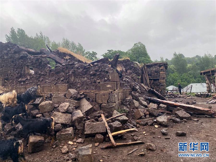 這是6月14日在土耳其東部賓格爾省埃爾馬勒村拍攝的地震中損毀的房屋。 土耳其東部賓格爾省14日發(fā)生5.7級地震，造成數(shù)人受傷，目前暫無人員死亡報(bào)告。 新華社發(fā)