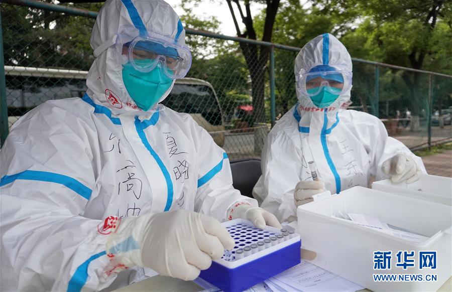 (聚焦疫情防控·圖文互動)(1)北京14日核酸檢測超7萬人 部分社區(qū)實施封閉管理