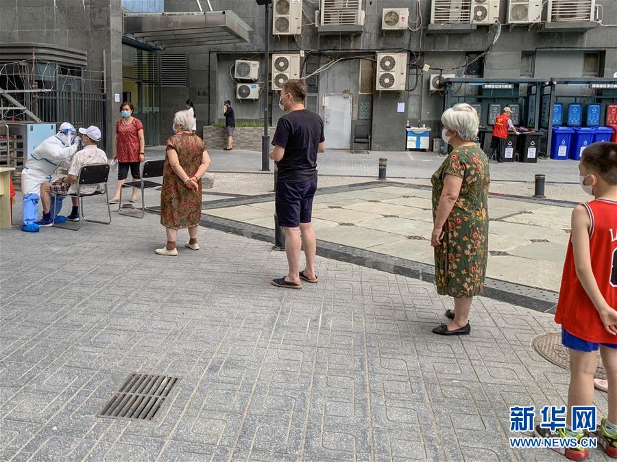 (聚焦疫情防控·圖文互動)(7)北京14日核酸檢測超7萬人 部分社區(qū)實施封閉管理