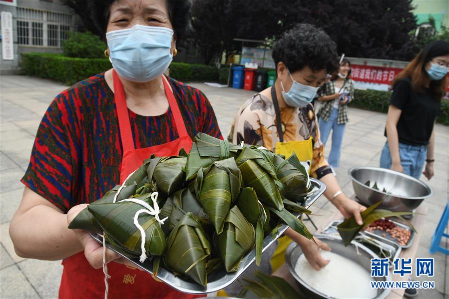 （社會）（2）鄰里傳愛心 民俗迎端午