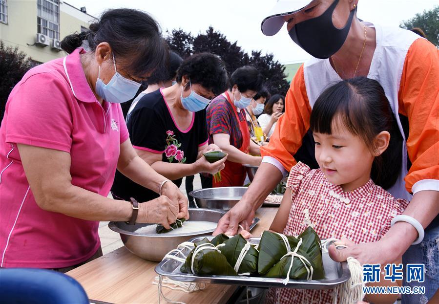 （社會）（4）鄰里傳愛心 民俗迎端午