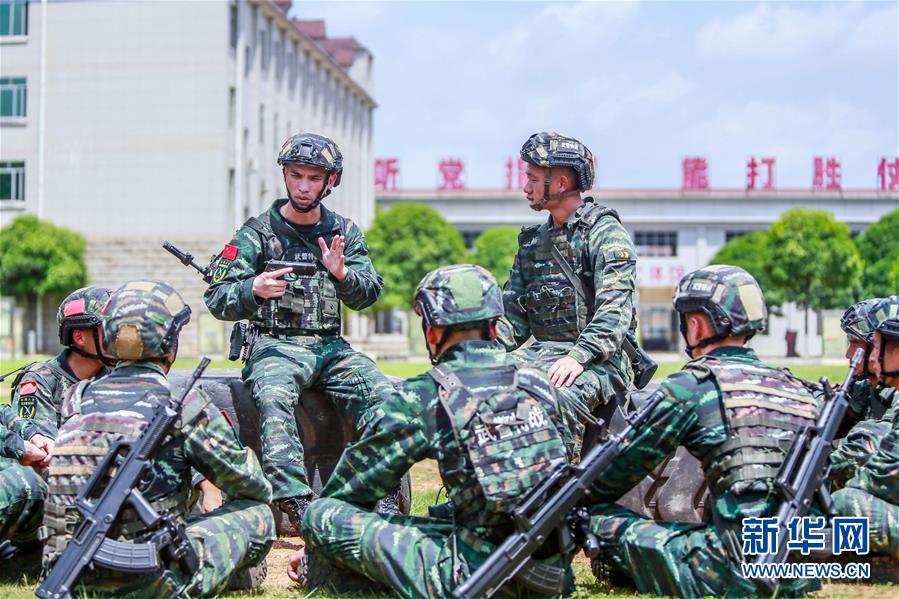 代職期間，袁木軒（后左一）組織官兵交流訓練體會（6月14日攝）。 新華社發(fā)（余海洋 攝）