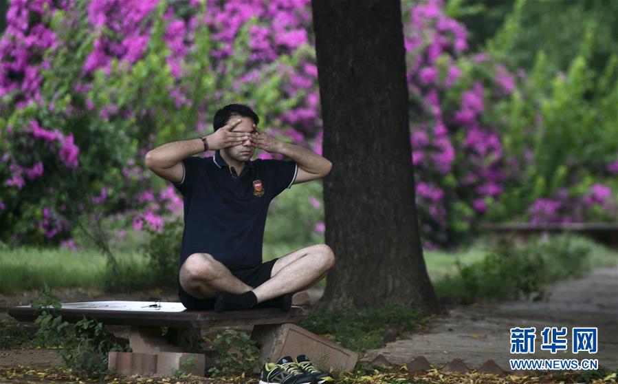 6月21日，一名男子在印度新德里練習(xí)瑜伽。 每年的6月21日被聯(lián)合國(guó)大會(huì)定為國(guó)際瑜伽日。 新華社發(fā)（帕塔·薩卡爾攝）
