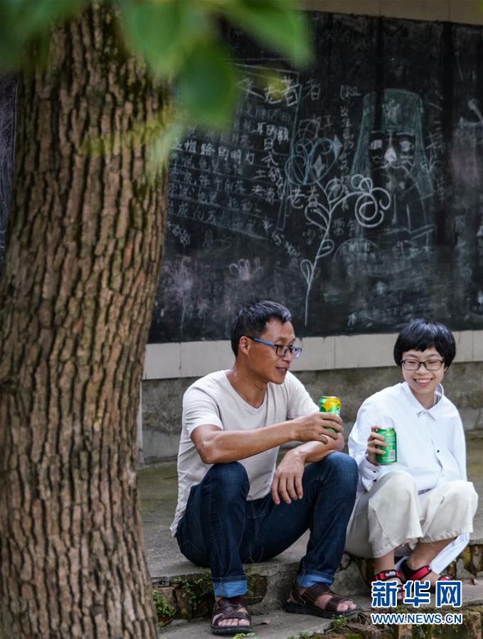 （圖片故事）（1）同桌爸爸 伴我“讀”行 