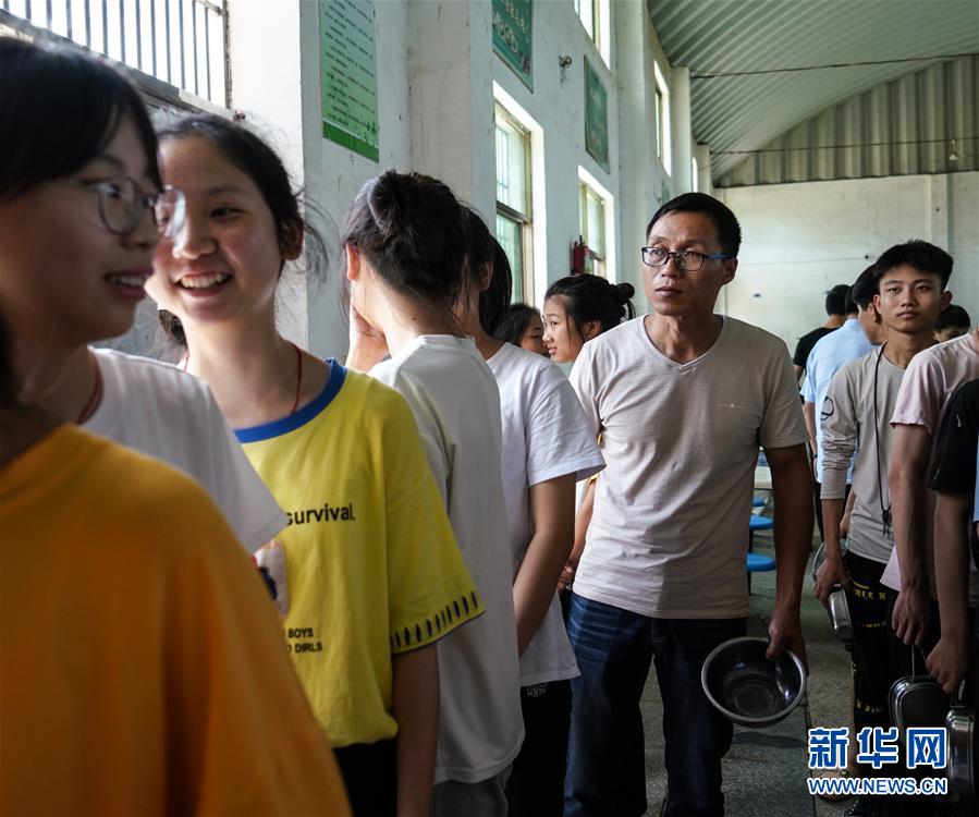 （圖片故事）（5）同桌爸爸 伴我“讀”行 
