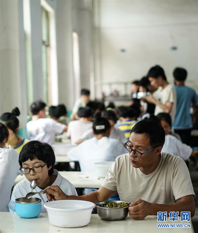 （圖片故事）（6）同桌爸爸 伴我“讀”行 