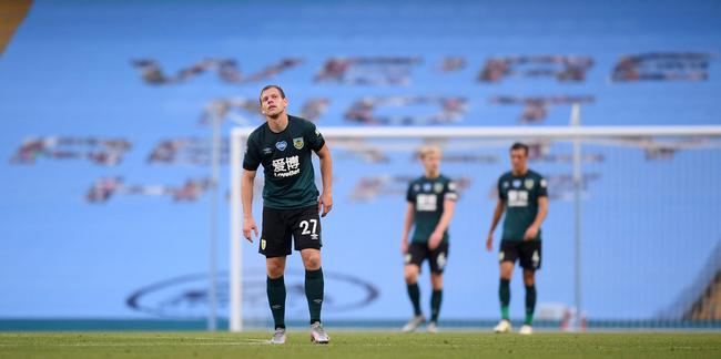 0-3落后，沮喪的伯恩利球員